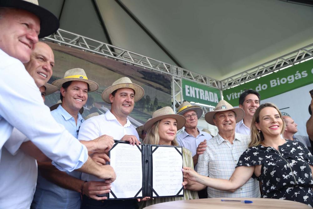 Ao lado de outros representantes do poder público estadual, federal e municipal e de entidades do setor produtivo paranaense, o governador Carlos Massa Ratinho Junior assinou nesta terça-feira (6) uma carta conjunta em que se compromete a ampliar a implan
