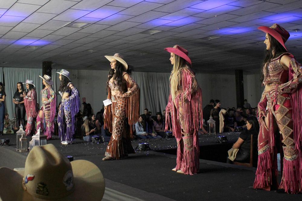 concurso serão eleitas a Rainha do Rodeio, 1ª e 2ª Princesas e a Madrinha dos Peões. Todas permanecerão de posse do título até na próxima edição da Festa de Peão de Boiadeiro de Castro.