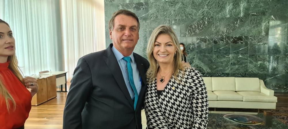 Na ocasião, o Presidente Jair Bolsonaro agradeceu a Deputada Aline pela dedicação em benefício do Paraná e do Brasil durante este um ano de vice-líderança.