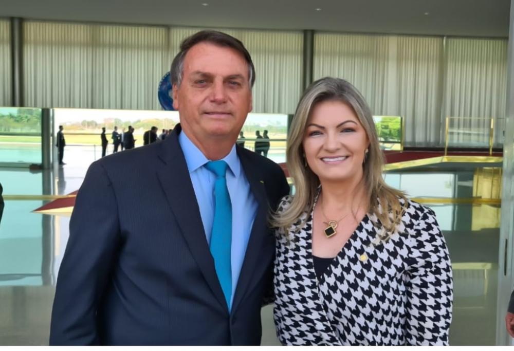 A Deputada Aline ficou na função por um ano, e nesse período, participou da aprovação de centenas de pautas em benefício dos brasileiros. 