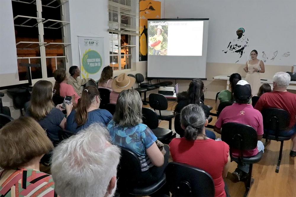A palestra e contribuiu para esclarecer dúvidas e orientar os produtores rurais sobre seus direitos à aposentadoria. Fotos Toninho Anhaia