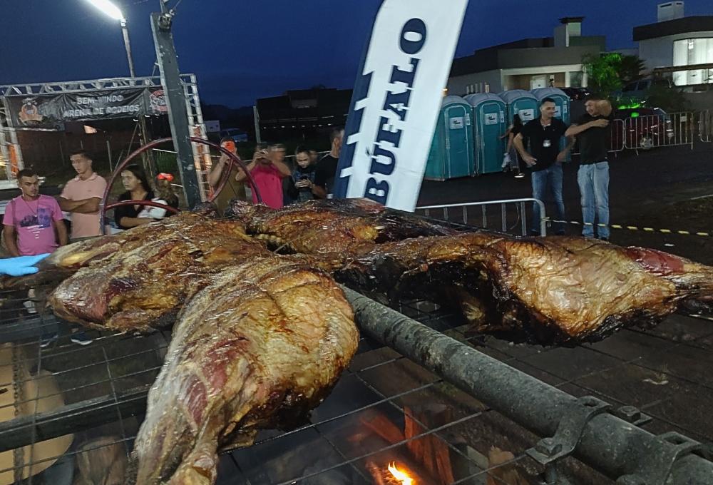 Ação da Ascribu assou em dois dias duas carcaças que somadas levaram quase meia tonelada para servir aos participantes da 9ª Festa do Búfalo. Foto: Nestor Tipa Júnior/AgroEffective