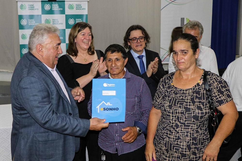 Cerimônia marcou a primeira entrega de títulos do Programa Lar Legal Rural (FOTO: MB COMUNICAÇÃO).