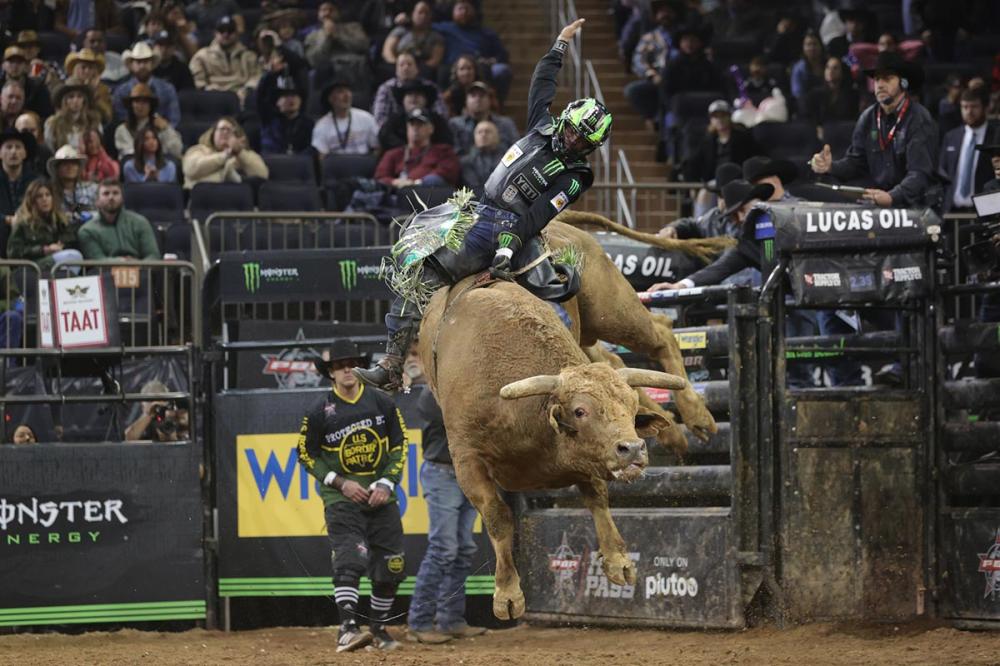 01 José Vitor Leme em montaria nos Estados Unidos (Foto - PBR - Andy Watson)