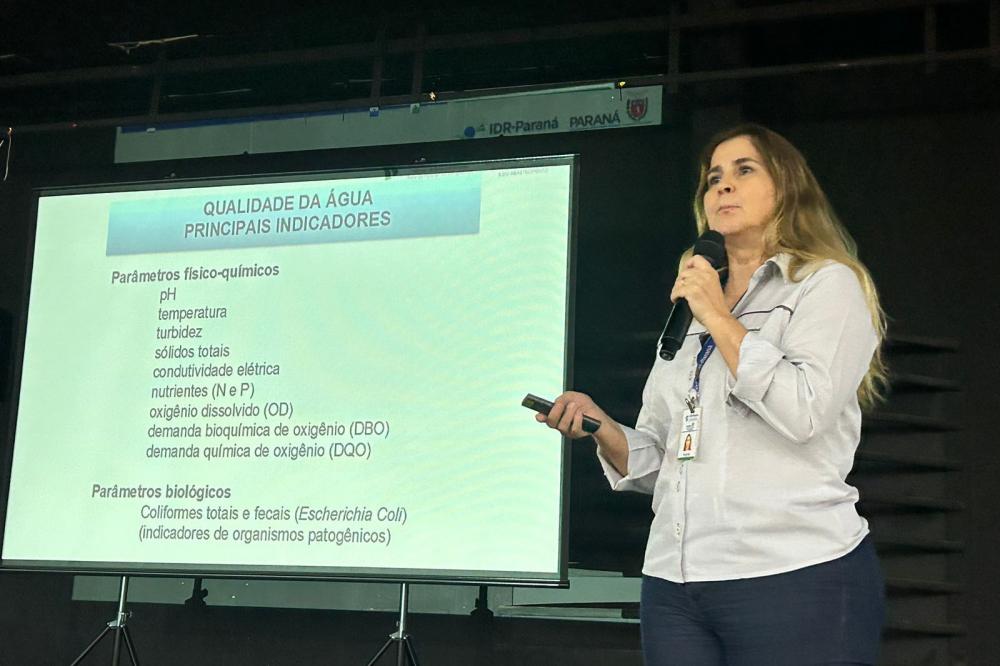 Na ExpoLondrina, seminário do IDR-PR discute efeitos da crise climática no solo. Na foto, a diretora-executiva em exercício do IDR- Paraná, Vania Moda Cirino. Foto: IDR-PR