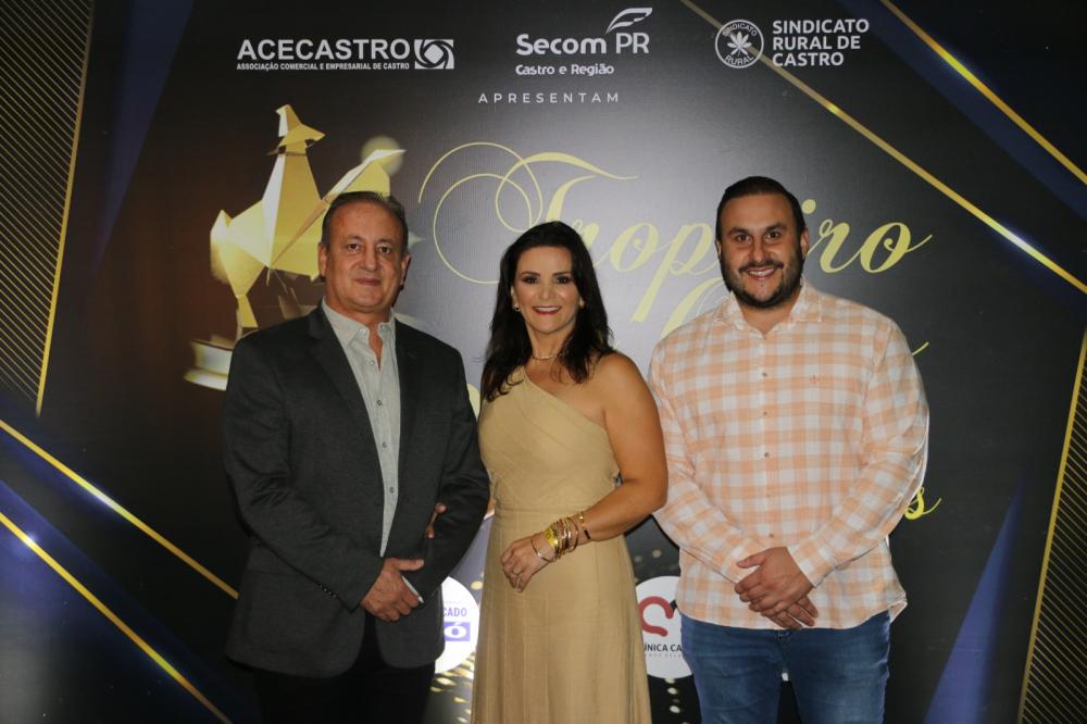 O deputado Moacyr Fadel, a secretária Michele Fadel e o presidente da Câmara, Neto Fadel, prestigiam homenagem aos empresários de Castro. Foto: José Augusto Teixeira.