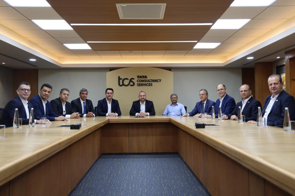 O grupo Tata Consultancy Services (TCS) anunciou nesta segunda-feira (15) a expansão da operação em Londrina, no Norte do Paraná, com ampliação de seu Delivery Center. O anúncio foi feito em Mumbai, onde o governador Carlos Massa Ratinho Junior foi recebi