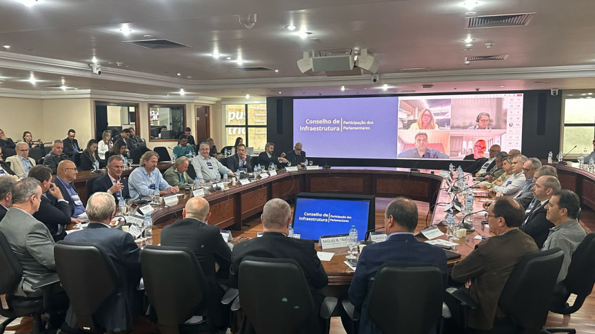 O encontro na Fiep reuniu empresários, representantes de outros setores da economia, usuários da malha ferroviária e operadores logísticos e teve como foco o fim do contrato da malha ferroviária Sul (PR/SC/RS) previsto para 2027.Créditos:Divulgação/Assess