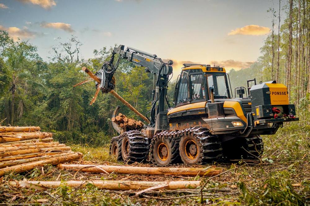 Mais produtiva e sustentável, a máquina desenvolvida pela Ponsse reduz em 10% a emissão de CO2, na comparação com o sistema de colheita florestal anterior