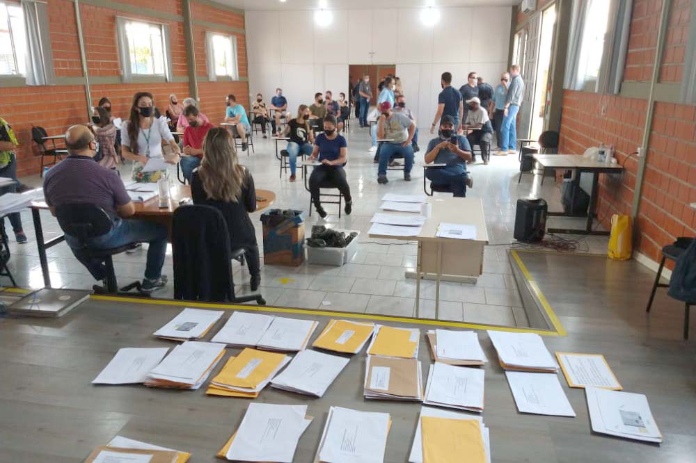 O pregão presencial ocorreu em três dias. “Além do esclarecimento de possíveis dúvidas no certame, a transparência na apresentação dos lances também deixou mais ágeis todo o processo”, explica Sônia de Brito Barbosa, pregoeira e coordenadora da Comissão P