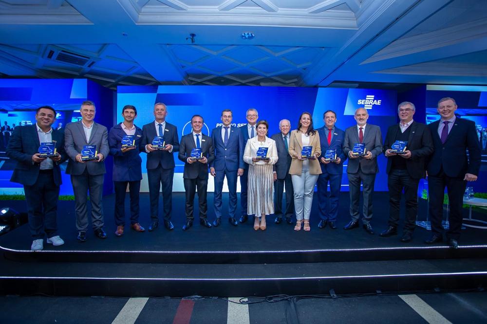 Prefeitos e representantes premiados ao lado da diretoria executiva e presidente do CDE do Sebrae/PR. Foto: Inove.