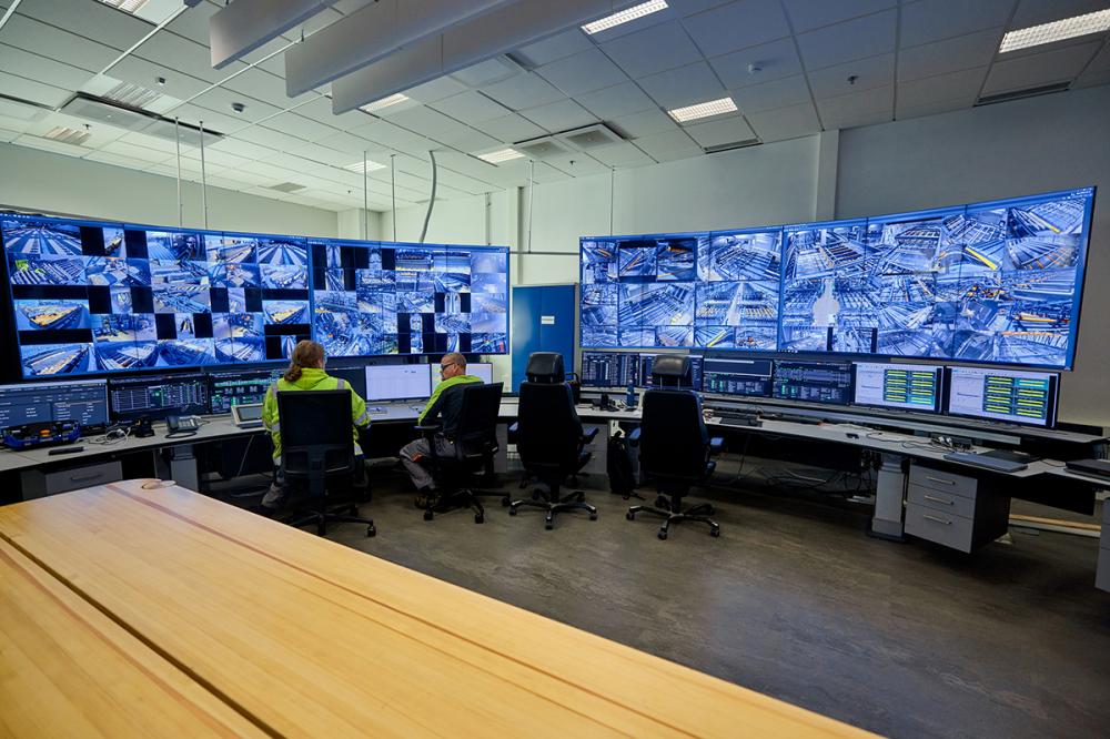 Metsa Group/Divulgação De moderno centro de controle da ABB, grupo reduzido de operadores controla a operação automatizada de toda a serraria.