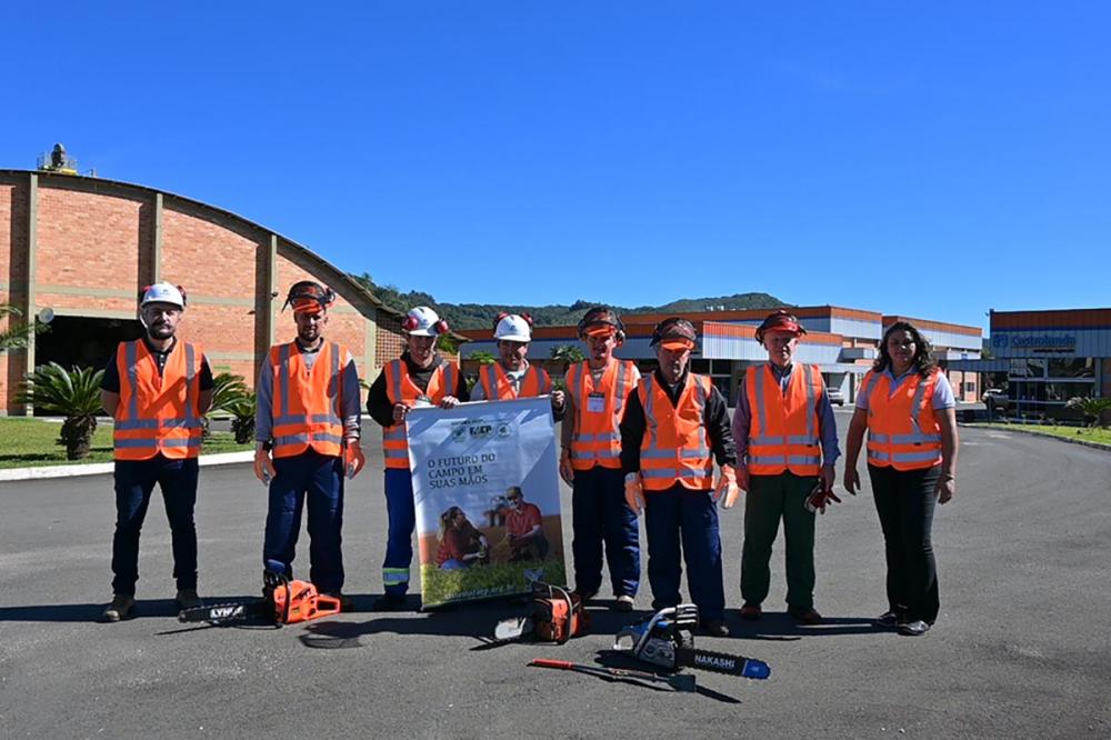 Profissionais rurais aprimoram habilidades no curso de motosserra em parceria com o Sindicato Rural de Piraí do Sul, Faep/Senar e Castrolanda. Foto Toninho Anhaia