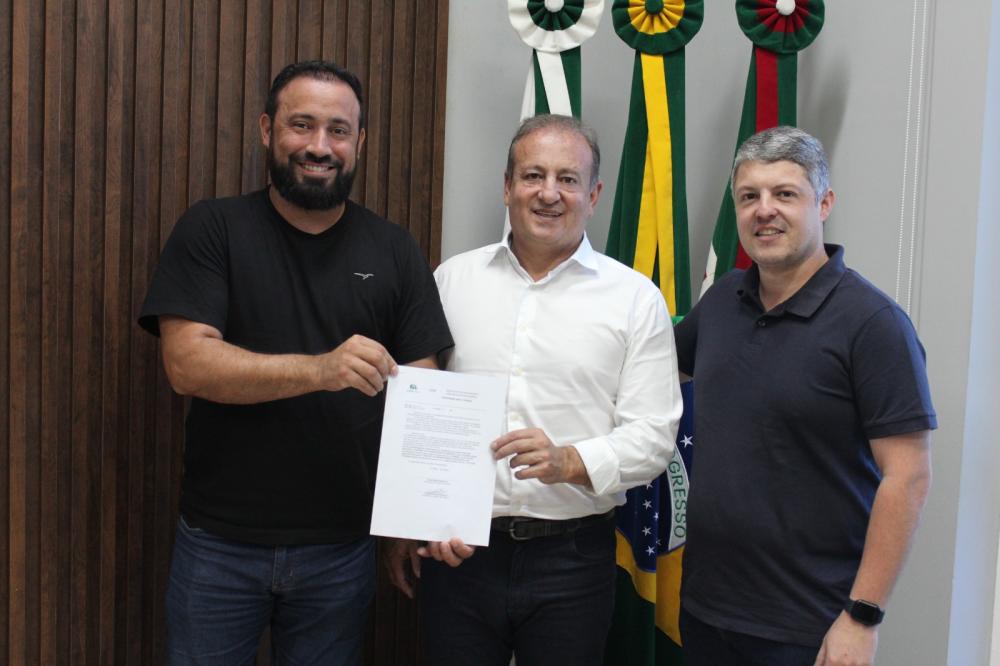 Parceria entre o prefeito Henrique Carneiro, deputado Moacyr Fadel e vice-prefeito Wagner Zadra resultara em mais de R$ 3,8 milhões em recursos para o município. Foto: José Augusto Teixeira/Assessoria de Imprensa