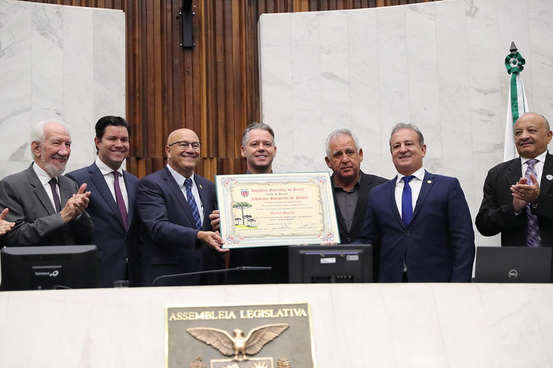Marlon Bonilha recebe o título de Cidadão Benemérito do Paraná em sessão solene na Assembleia Legislativa. Foto: Valdir Amaral/Alep 