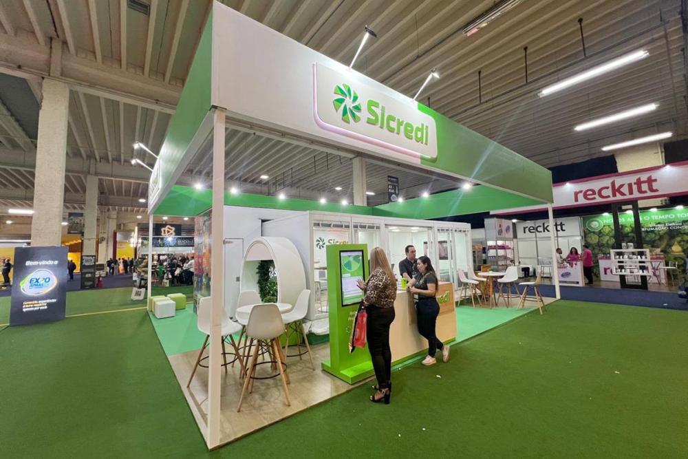 Com um espaço de relacionamento exclusivo especialmente projetado para o evento, três cooperativas Sicredi estiveram presentes na ExpoApras 2024 Crédito: Divulgação/Sicredi
