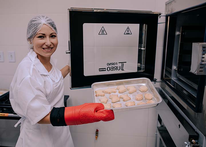 O principal foco é promover a geração de renda às famílias, proporcionando melhores condições de vida e, dessa forma, evitar o trabalho infantil na comunidade. Na foto Leila Brum, presidente da associação da agroindústria Delícias da Colônia Cristiano Ros