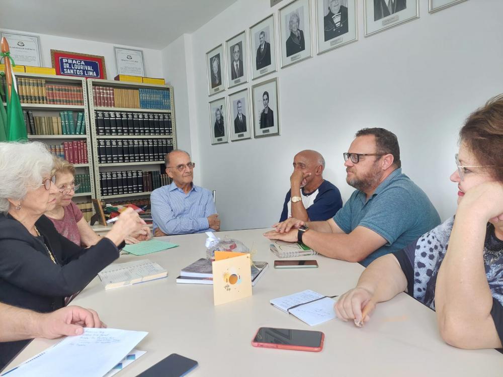 Maurício Chizini Barreto, Presidente do Sindicato Rural de Tibagi, e Neri Assunção, Diretor do Museu Histórico de Tibagi, durante reunião da Academia de Letras dos Campos Gerais, discutindo ações para fomentar a cultura e o resgate da história regional e 