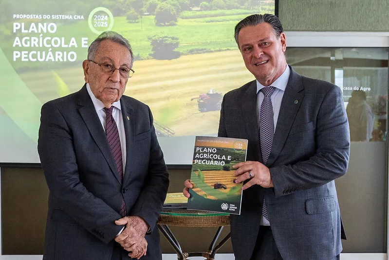 Presidente da Confederação da Agricultura e Pecuária do Brasil (CNA), João Martins, entregou, na quarta (24), ao ministro da Agricultura, Carlos Fávaro, o documento com as propostas da entidade para o Plano Agrícola e Pecuário (PAP) 2024/2025. Foto: CNA/D