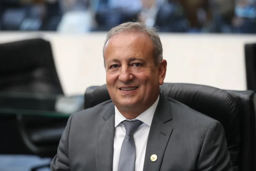 Deputado Fadel aprova homenagem aos produtores de leite. Foto Valdir Amaral/Alep