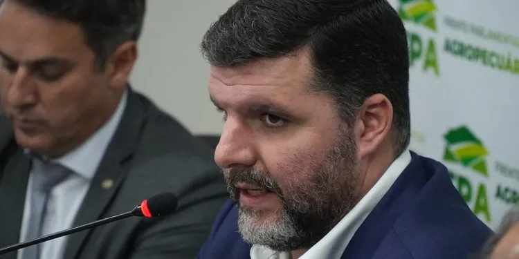 Segundo Pedro Lupion o decreto pode dificultar a obtenção do título de propriedade da terra para os agricultores familiares e favorecer líderes falsos de movimentos sociais