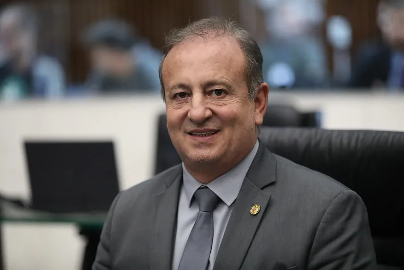 Deputado Moacyr Fadel anuncia doação de 30 mil litros de leite . Foto: Orlando Kissner/Alep