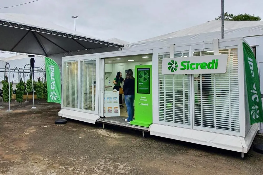  A agência Móvel do Sicredi está na feira e oferece atendimento personalizado aos visitantes em todos os dias do evento