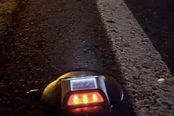 DER/PR testa utilização de tachas bidirecionais com LED em rodovia estadual Foto: DER-PR