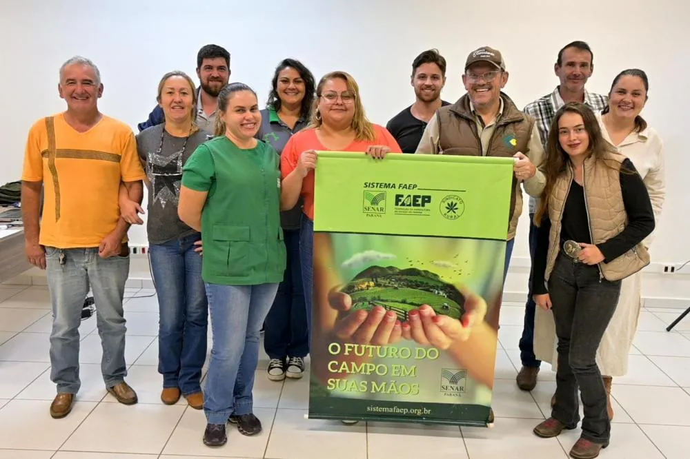 Produtores participam do curso MIP, oferecido gratuitamente em parceria entre o Sindicato Rural de Piraí do Sul e o Sistema Faep/Senar, aprendendo técnicas essenciais para reduzir custos e promover a sustentabilidade na lavoura. Foto Toninho Anhaia