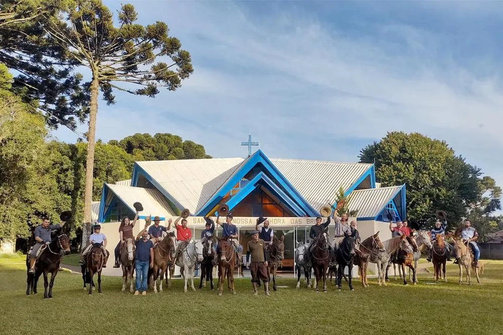 Tropeiros de Campo Largo depois de uma jornada de 150 km até o Santuário de Nossa Senhora das Brotas, celebrando a fé e a tradição. Foto Toninho Anhaia