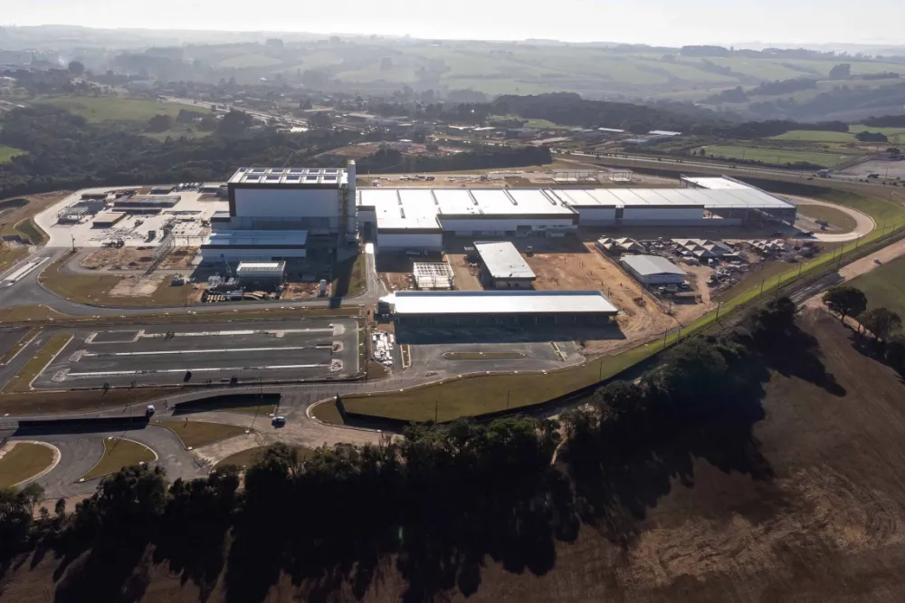 Cerca de 2 mil pessoas trabalharam somente na construção da fábrica de garrafas, que tem previsão de gerar 170 empregos diretos para Carambeí e região. Foto: Roberto Dziura Jr./AEN