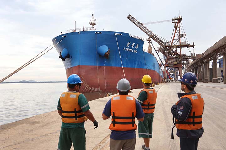 Hasteadas na popa dos navios, as bandeiras indicam em qual país a embarcação foi registrada e também quais leis os tripulantes devem seguir.