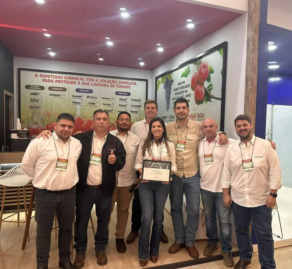 Equipe da Sumitomo Chemical com o certificado concedido pela Promip. (Crédito: Sumitomo Chemical)