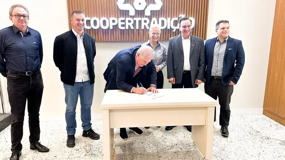 A assinatura do termo de compromisso contou com a participação do presidente da Coopertradição, Julinho Tonus, do Diretor Executivo e de Performance, Fernando Alan Tonus, do Diretor Industrial, Estefano Stemmer Jr., da presidente da Saur, Ingrid Saur, do 