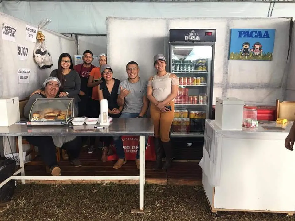 Cardápio diversificado inclui crepe, pizza, X-pernil, pastel, salgados fritos e assados, yakisoba e uma variedade de bebidas