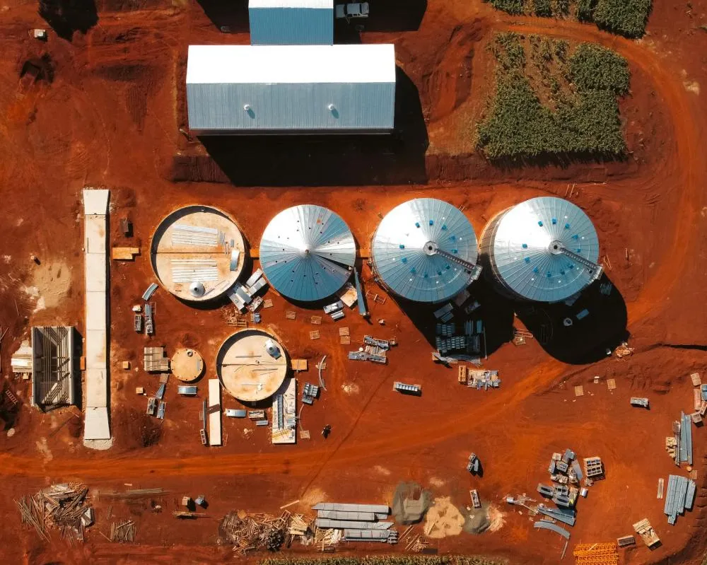 Construção de silos pode ajudar a reduzir déficit de armazenagem que é de 120 milhões de toneladas de grãos por ano no país. Fotos: Klé Gabriel