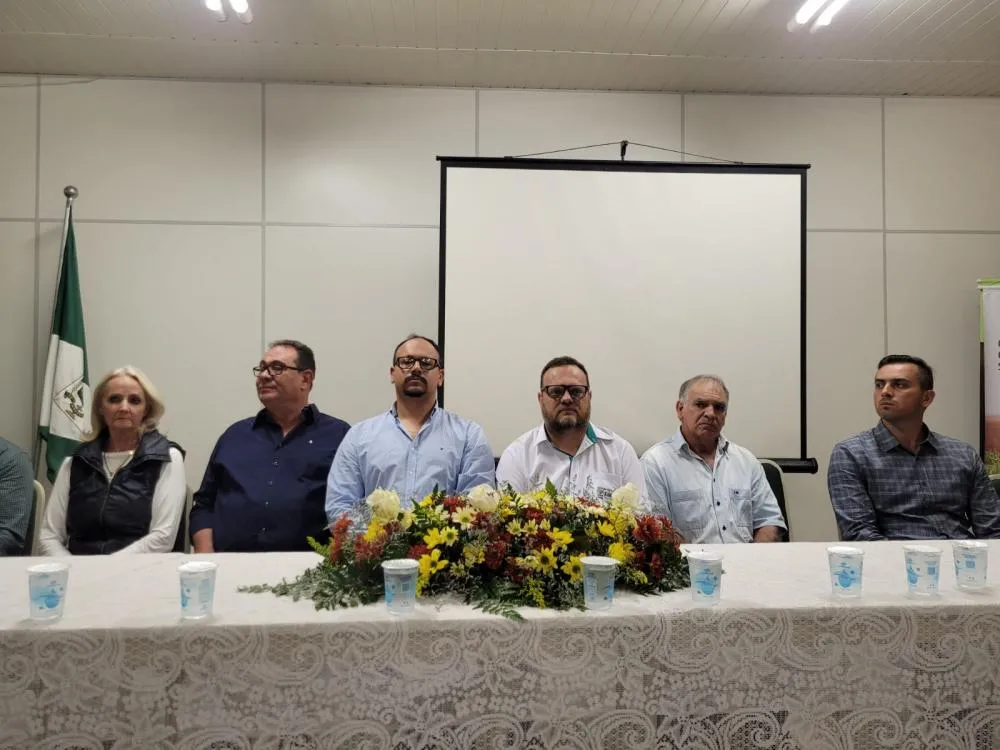 Noite de cerimônia e compromisso com o futuro do campo reúne autoridades e produtores em Tibagi
