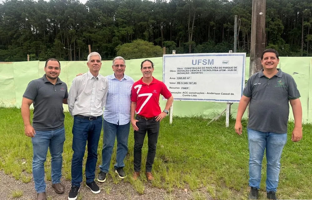 Da esquerda para a direita: Rodrigo Carmo Cardoso, coordenador Mkt Produto Massey Ferguson; Leonel Oliveira, diretor executivo UNIMASSEY; Werner Santos, consultor AGCO; Lucas Zanetti, gerente Mkt Produto Massey Ferguson; e Luciano Pes, prof. Colégio Polit