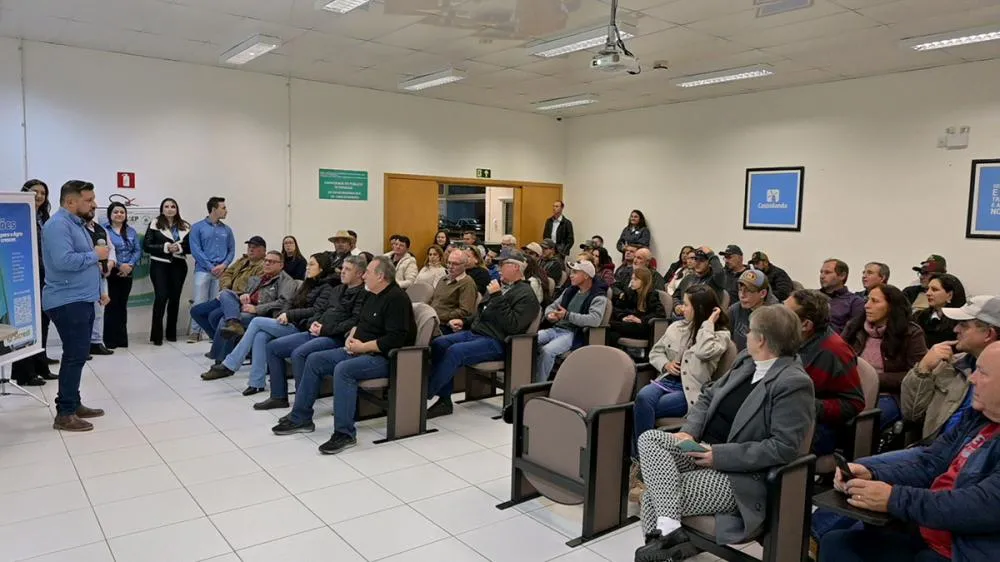 Produtores rurais de Piraí do Sul participam de encontro promovido pelo Sindicato Rural e a Agência Sicredi para discutir as oportunidades e desafios do Plano Safra 2024/25. Foto Toninho Anhaia