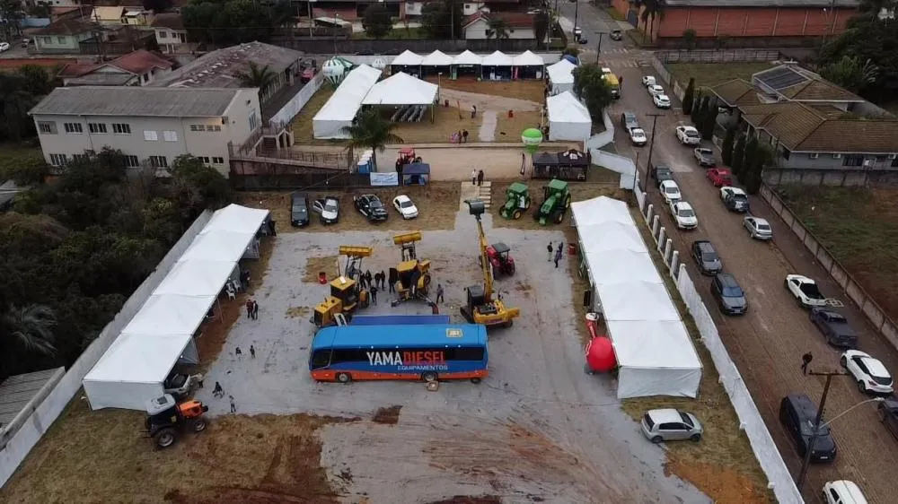 Autoridades e produtores rurais celebram mais de R$ 1 milhão em negócios gerados no Encontro do Produtor Rural de Tibagi, fortalecendo parcerias e promovendo o desenvolvimento econômico local. Fotos Sindicato Rural Tibagi