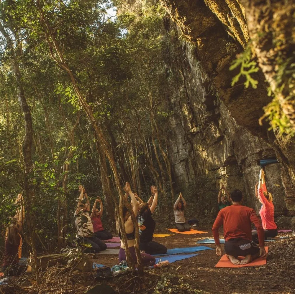 A Imersão com Yoga na Furna Grande é um roteiro da operadora de ecoturismo de Itaiacoca, e faz parte do catálogo de experiências turísticas do Paraná, do SEBRAE.