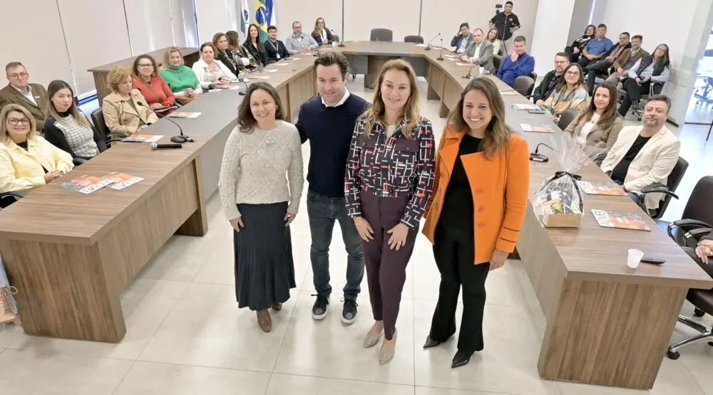 Enrico Milani durante sua palestra no evento Estrela ADVB/PR em Ponta Grossa, compartilhando insights sobre gestão e inovação na Vapza Alimentos. Foto Toninho Anhaia