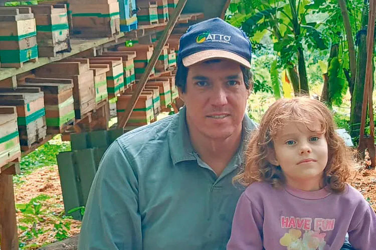 Produtor rural Fábio Junior Vieira Calegari: A abelha jataí que mudou a história da sua propriedade.