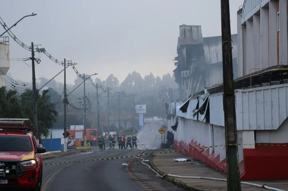 Equipes de emergência combatem incêndio na unidade da BRF em Carambeí, na madrugada de 1º de agosto. A produção foi redirecionada para outras unidades, e a companhia possui seguro para este tipo de ocorrência. Fotos: Emerson Teixeira