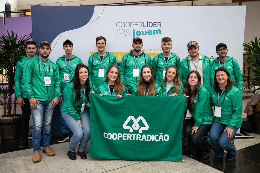 12 jovens cooperados 12 jovens da Coopertradição participaram do Cooperlíder Jovem.