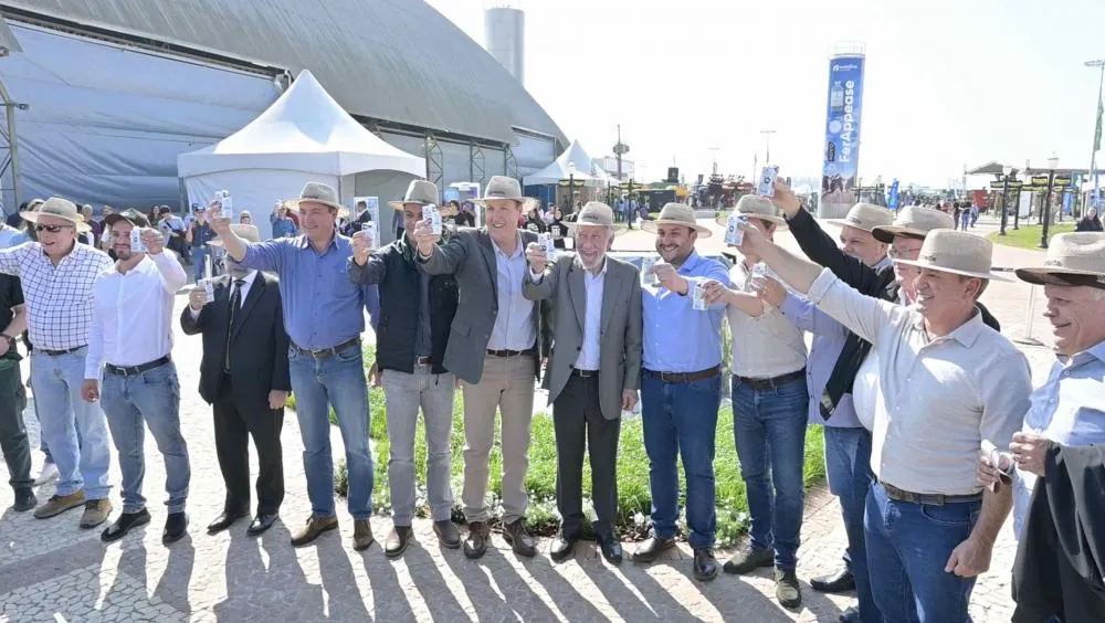 Autoridades e líderes do setor agropecuário reunidos na abertura do Agroleite 2024 em Castro, PR. Fotos Toninho Anhaia.