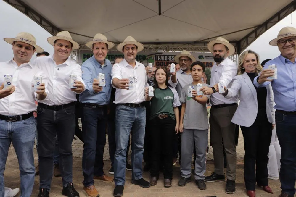 A assinatura aconteceu durante a visita do governador à Agroleite, que é um dos principais eventos deste setor no País. O governador também oficializou a entrega de 17 tratores para as escolas agrícolas estaduais. Foto: Roberto Dziura Jr/AEN