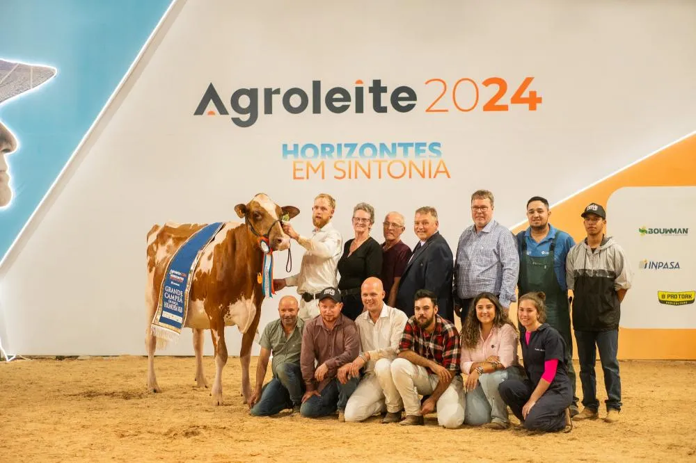 A vaca BRONKHORST GABRIELA 461 JORDY RED, do expositor Korstiaan Bronkhorst, da cidade de Arapoti (PR) foi a eleita do juiz Pierre Boulet.