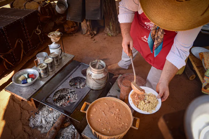 A culinária tradicional da Queima do Alho é uma atração que visa preservar a cultura sertaneja - Crédito: Vanderlei Ribeiro
