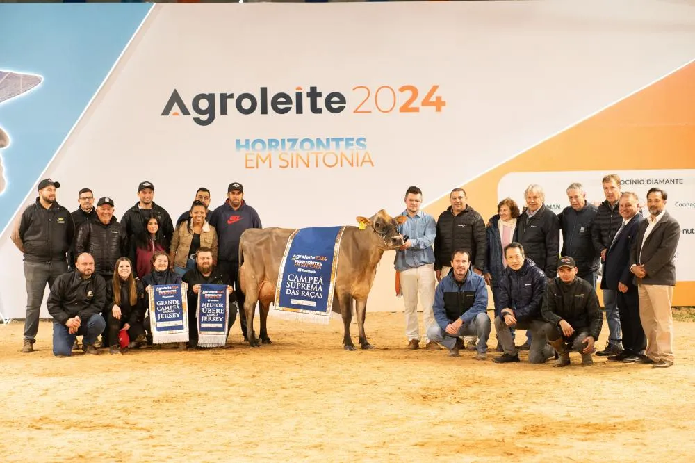 Nanda Celebrity Aviostoso, a vaca do expositor Carlos Jacob Wallauer (Salvador do Sul-RS), sagrou-se Campeã Suprema das Raças no Agroleite 2024.